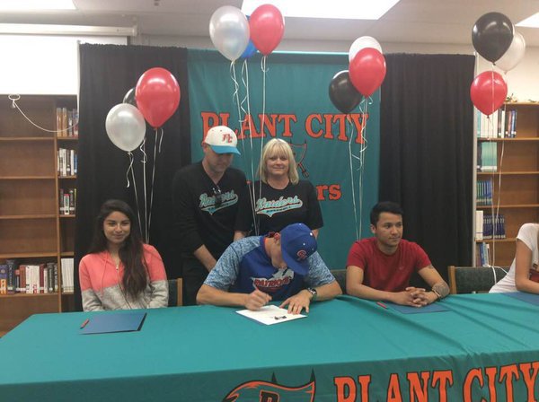 Dylan Robinson signing his NLI